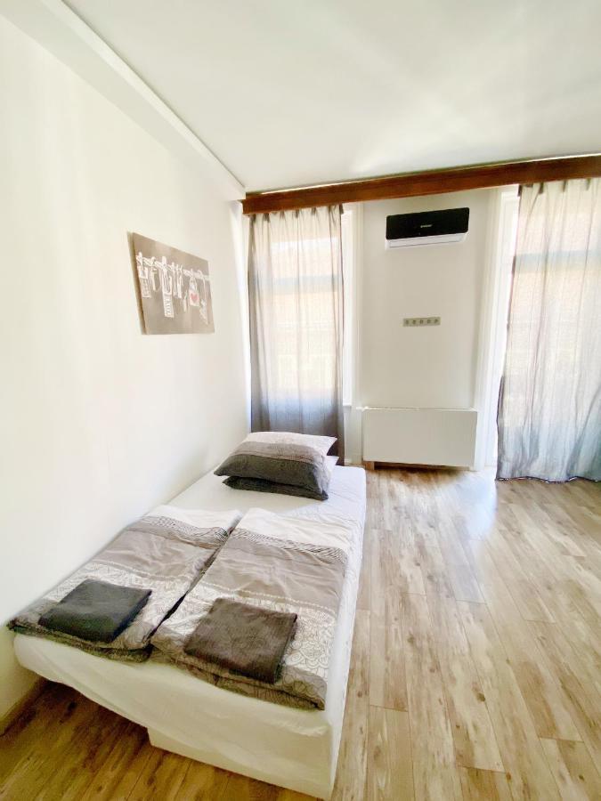 Luxury Apartment In The Centre Ac Parking Garden Budapest Bagian luar foto